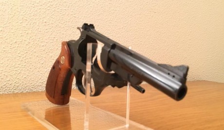 Vendo REVOLVER ASTRA CADIX C/38 con dos juegos de cachas, una de armazón pequeño y la otra de inyectado 00