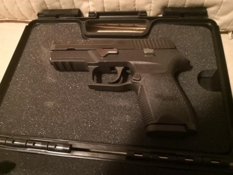 Vendo Sig Sauer P250 9mm, en perfecto estado y muy cuidada, con dos cargadores, maletin de transporte. 02
