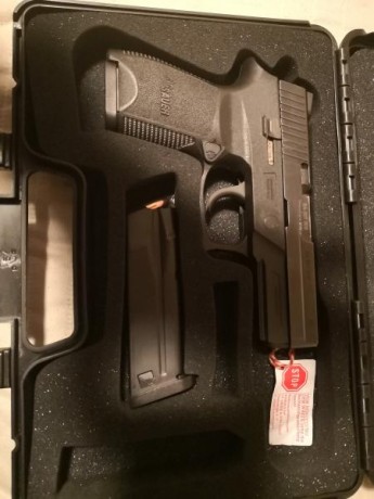 Vendo Sig Sauer P250 9mm, en perfecto estado y muy cuidada, con dos cargadores, maletin de transporte. 01