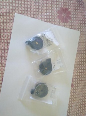 Hola,

Se venden 3 cargadores originales de Cometa de 5.5 y uno (original) de Hatsan AT44 (creo que tambien 02