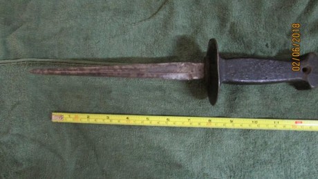 Hola muy buena, vendo este cuchillo de trinchera, lo tiene una marca en la hoja, no muy reconocible, sin 02
