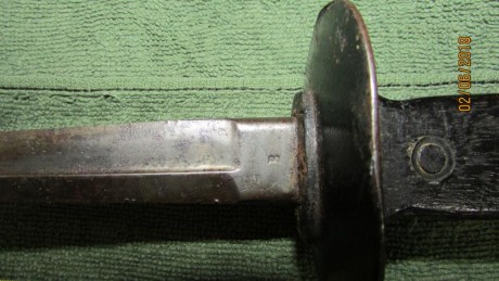 Hola muy buena, vendo este cuchillo de trinchera, lo tiene una marca en la hoja, no muy reconocible, sin 01