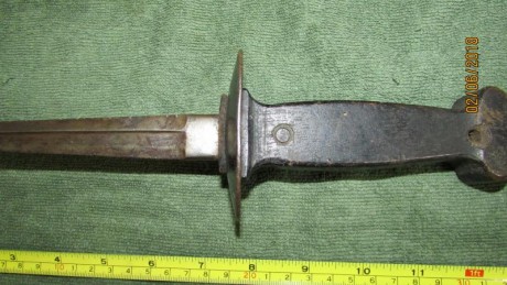 Hola muy buena, vendo este cuchillo de trinchera, lo tiene una marca en la hoja, no muy reconocible, sin 00