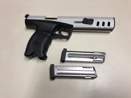 Pues eso, estoy buscando al menos un cargador de segunda mano de esta pistola. Son de 10 cartuchos de 00