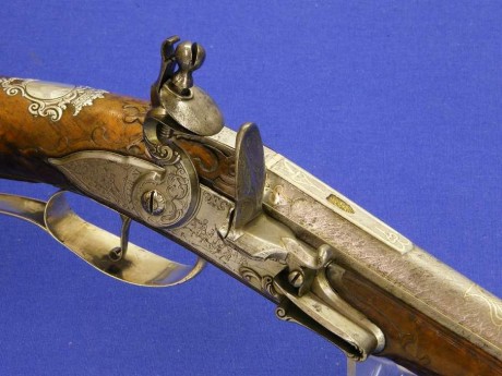 Voy a colocar unas fotos de un arma larga alemana de llave de mecha del siglo XVI. 140