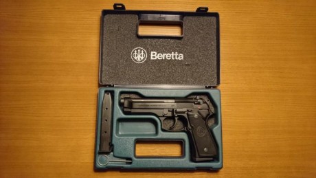 Se vende Beretta 92 FS pavonada en color negro. En perfecto estado de conservación. Con muy pocos disparos. 01