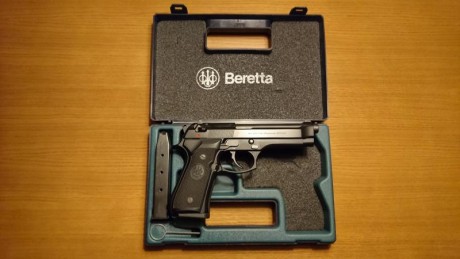 Se vende Beretta 92 FS pavonada en color negro. En perfecto estado de conservación. Con muy pocos disparos. 00
