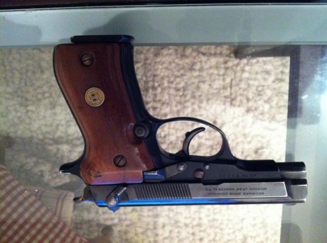 Cambio mi SIG SAUER P226 del 9 PARA por otra pistola. Tiene miras LPA, cachas HOGUE y un kit SRT. Tengo 42