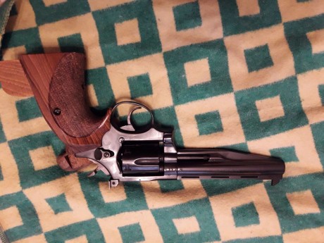 Un amigo vende un revólver Llama modelo Olimpico del calibre 38Spl. El arma está nueva, no tiene disparos. 02