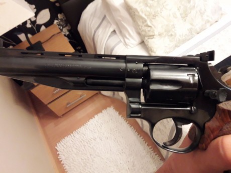 Un amigo vende un revólver Llama modelo Olimpico del calibre 38Spl. El arma está nueva, no tiene disparos. 01