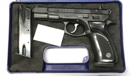 vendo cz 75 9 mm con carro del 22. 
perfecto estado. con dos cargadores de cada calibre. 
maletines de 02