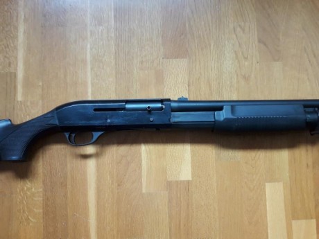 Benelli M3 super 90. Es la semiautomatica con posibilidad de bloqueo para accionar como corredera.
Esta 00