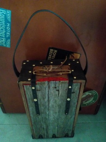 Saludos. Os enseño un estuche-cofre que me he hecho para mis colt's. Quería algo con aspecto viejuno que 12