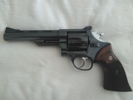Muy buenas,

Tal y como reza el título, pongo a la venta este revólver. Lo compré hace un tiempo a un 01