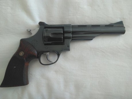 Muy buenas,

Tal y como reza el título, pongo a la venta este revólver. Lo compré hace un tiempo a un 00