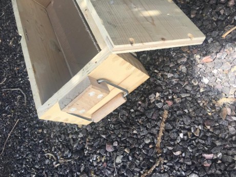 Caja  de madera “vacia”  con su tapa y con asas, transportaban municion del 9 pb  2000 cartuchos, se cierra 11