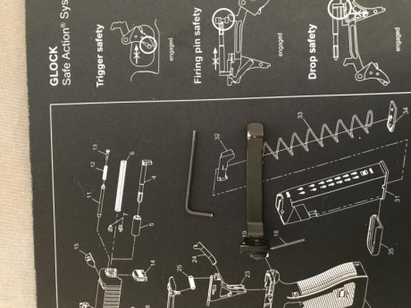 Clip para portar la Glock 43 de manera cómoda. Es totalmente original de la marca clipdraw. Incluyo tornillos 11