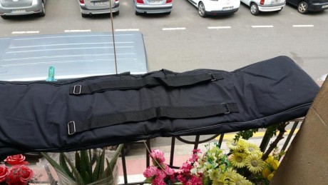 Hola ! .vendo bolsa para llevar un arma , réplica airsoft  . usada poco .25 €  envio incluido . Tambien 01