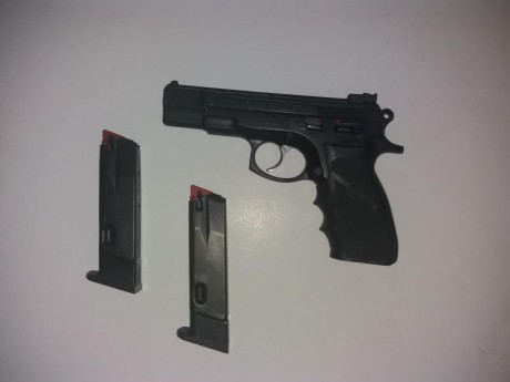 vendo cz 75 con kit del 22.
arma en perfecto estado de funcionamiento. 0 interrupciones. se entrega con 02