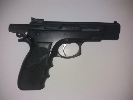 vendo cz 75 con kit del 22.
arma en perfecto estado de funcionamiento. 0 interrupciones. se entrega con 00