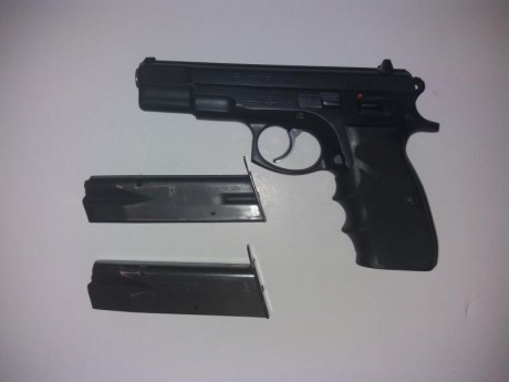 vendo cz 75 con kit del 22.
arma en perfecto estado de funcionamiento. 0 interrupciones. se entrega con 10