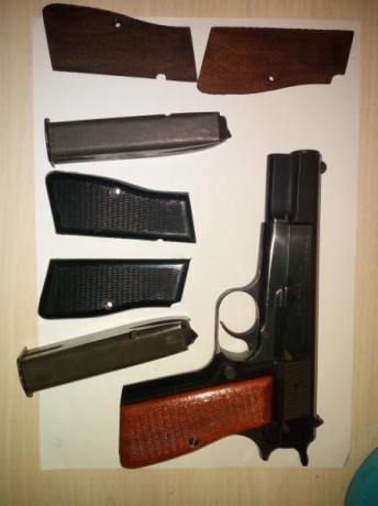 Hola. Vendo esta Browining HP 35, 9mm para,en perfecto estado , va con dos cargadores y dos juegos de 02