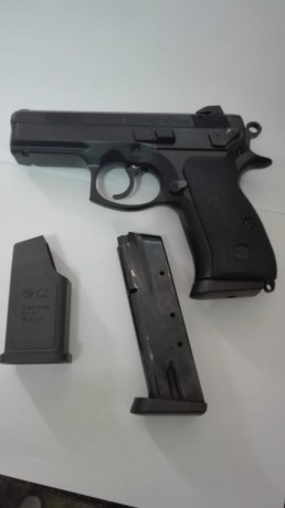 La pistola se encuentra en un estado bastante bueno. Inclye 2 cargadores y caja original. Las cachas son 02