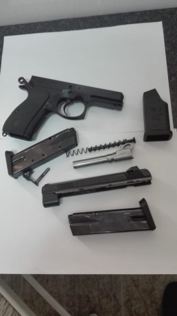 La pistola se encuentra en un estado bastante bueno. Inclye 2 cargadores y caja original. Las cachas son 00