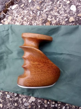 buenas vendo los siguientes accesorios

culata de madera steyr 70€

pistolet artesanal diestro talla m 12