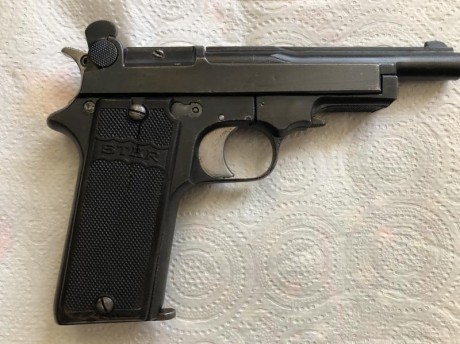 PISTOLA SEMIAUTOMATICA DE SIMPLE ACCIÓN CON MARTILLO A LA VISTA PROTEGIDO POR ESPOLÓN,  CAÑÓN FIJO Y SISTEMA 02