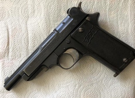 PISTOLA SEMIAUTOMATICA DE SIMPLE ACCIÓN CON MARTILLO A LA VISTA PROTEGIDO POR ESPOLÓN,  CAÑÓN FIJO Y SISTEMA 00