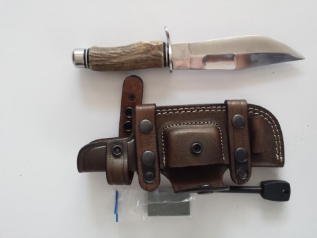 Vendo este cuchillo artesanal de antiguo artesano de albacete con funda lumbar. Sólo la funda cuesta 60 00