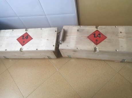 Caja  de madera “vacia”  con su tapa y con asas, transportaban municion del 9 pb  2000 cartuchos, se cierra 10