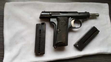 Pistola Astra 300  calibre 9mm Corto , con dos cargadores en perfectas condiciones , guiada en F se encuentra 01