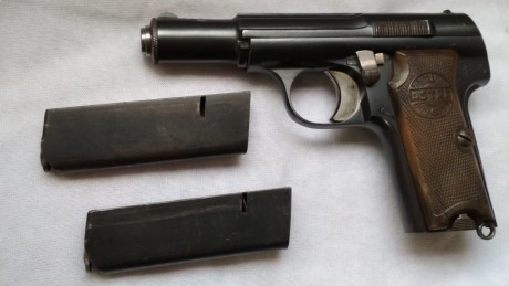 Pistola Astra 300  calibre 9mm Corto , con dos cargadores en perfectas condiciones , guiada en F se encuentra 00