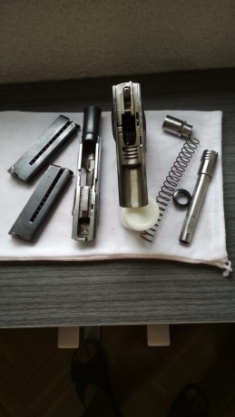 Pistola Astra 300  calibre 9mm Corto , con dos cargadores en perfectas condiciones , guiada en F se encuentra 12