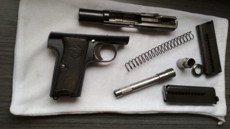 Pistola Astra 300  calibre 9mm Corto , con dos cargadores en perfectas condiciones , guiada en F se encuentra 11
