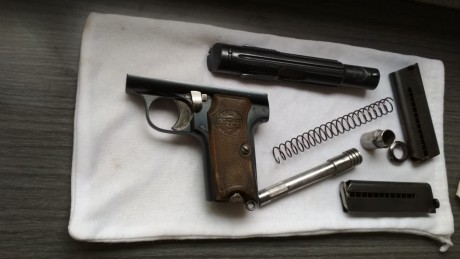 Pistola Astra 300  calibre 9mm Corto , con dos cargadores en perfectas condiciones , guiada en F se encuentra 10