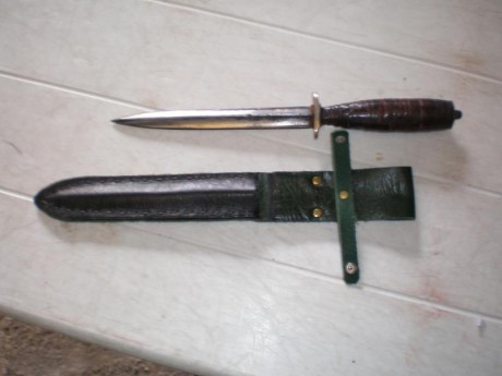 Eso vendo cuchillo o daga , con marca de Toledo , pero parace grabado no cuños, la funda no es la suya 01