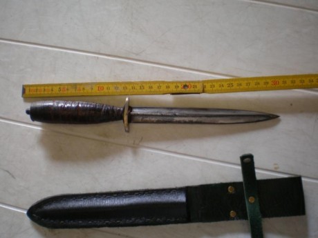 Eso vendo cuchillo o daga , con marca de Toledo , pero parace grabado no cuños, la funda no es la suya 20