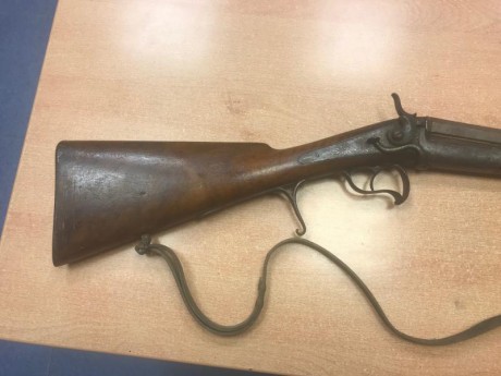 Escopeta de un cañón y martillo lateral fabricada por el prestigioso armero Bayet Freres de Lieja entre 01