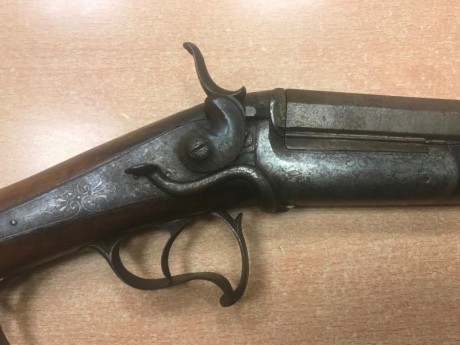 Escopeta de un cañón y martillo lateral fabricada por el prestigioso armero Bayet Freres de Lieja entre 00