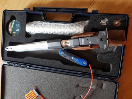 vendo pistola de aire comprimido para tiro en magnificas condiciones impoluta las botellas con diez años 01