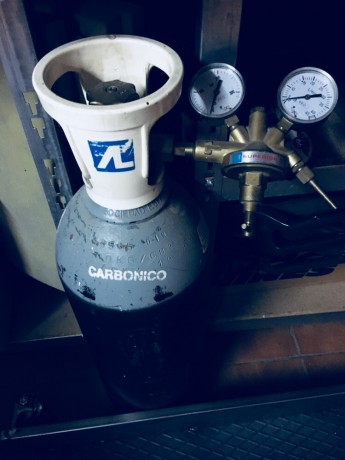 Vendo scuba grande utilizado un mes para inyectar co2 en un acuario ,solo recogida en mano en Madrid NAVALCARNERO 01