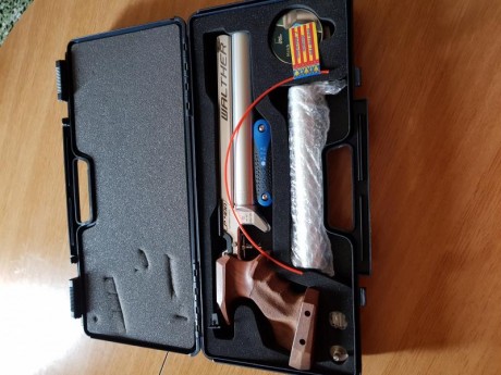 vendo pistola de aire para tiro en magnificas condiciones impoluta las botellas con diez años de garantía 00