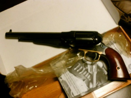 Vendo revolver Uberti modelo 1858 New army, Nuevo a estrenar en su caja no se ha disparado nunca.
Se puede 02