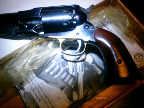 Vendo revolver Uberti modelo 1858 New army, Nuevo a estrenar en su caja no se ha disparado nunca.
Se puede 01