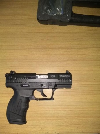 Hola. Un amigo vende ésta pistola, dos cargadores y sus accesorios originales. Está en Guipuzcoa, en "F" 01