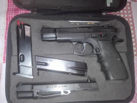 Vendo pistola CZ 85 B con kit del 22 cuatro cargadores maletín en perfecto estado, mando fotos por whatsa 00