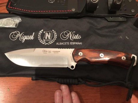 Sin estrenar,el mejor acero,filo plano y madera de cocobolo.
Con su etiqueta,funda para el polvo de Miguel 01